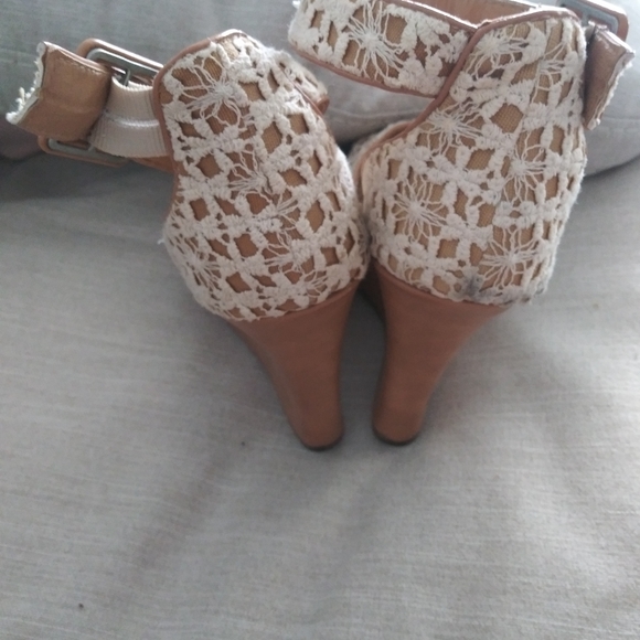 Lace crochet wedges - Picture 3 of 4
